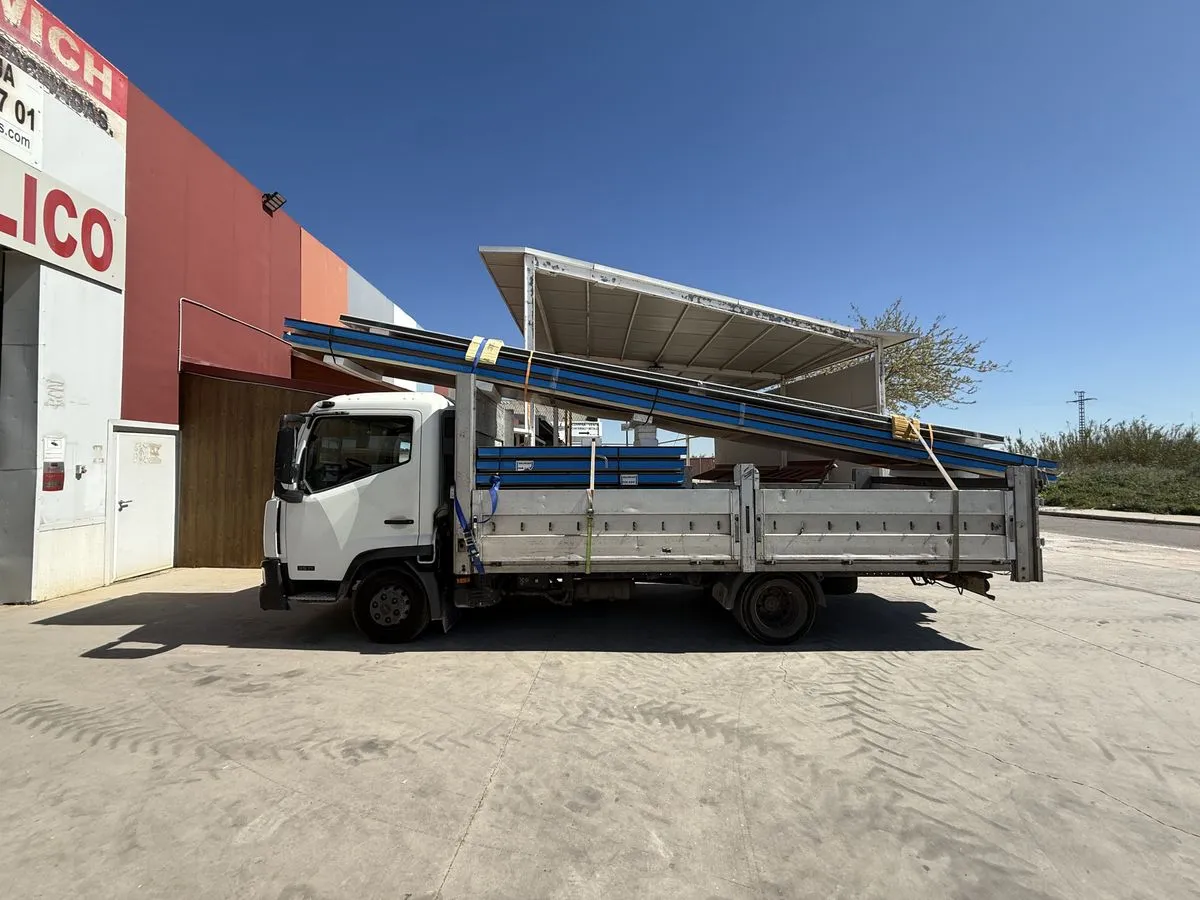 Camión propio cargado con paneles para entrega