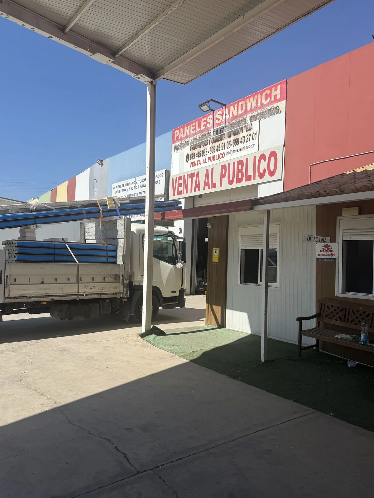 Fachada del almacén de Paneles Térmicos en Quart de Poblet, Valencia
