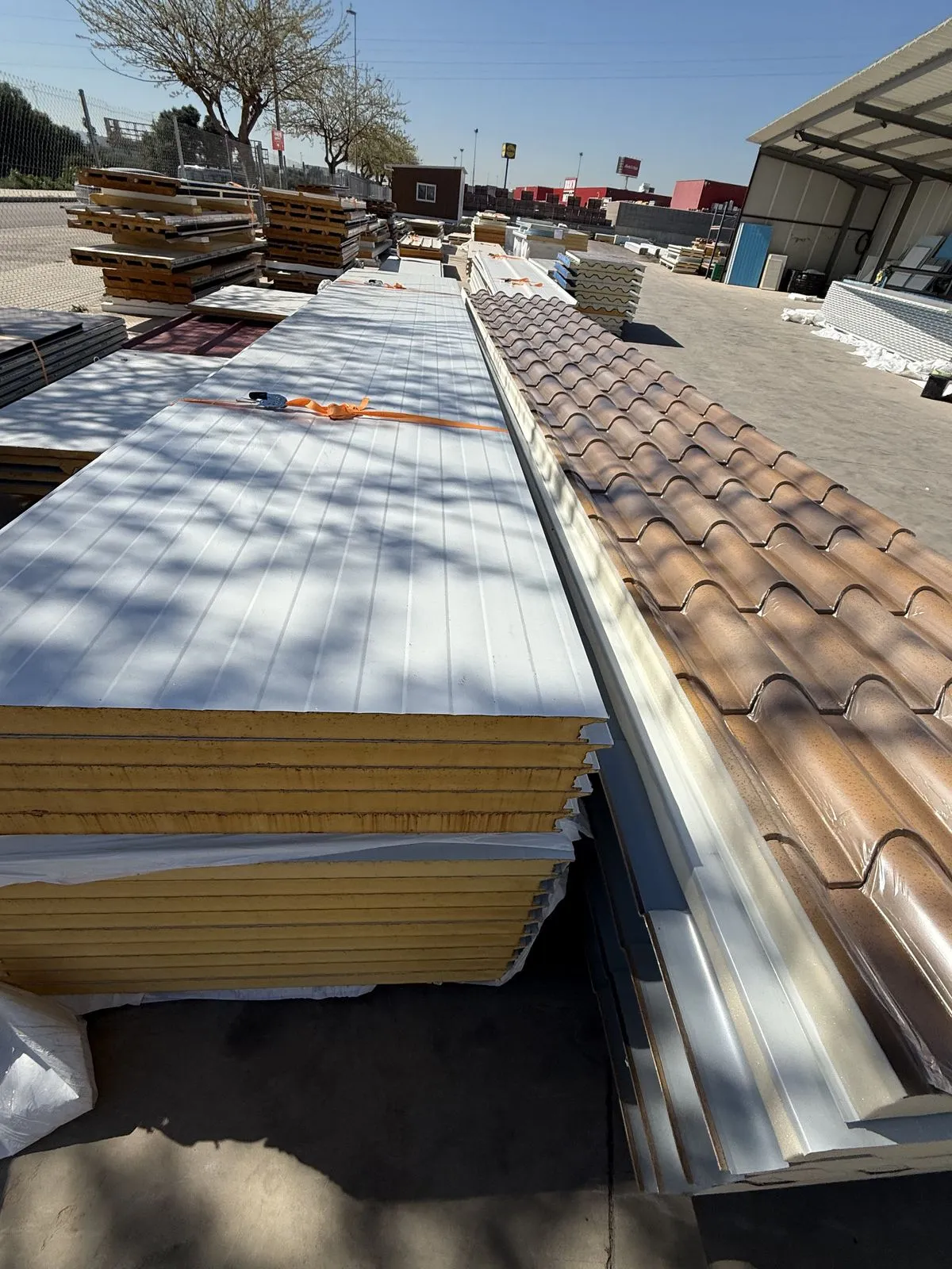 Stock de panel sándwich teja y cubierta en el almacén de Valencia