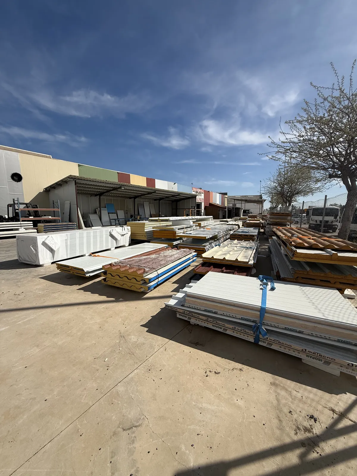 Stock exterior de paneles sándwich en las instalaciones de Quart de Poblet