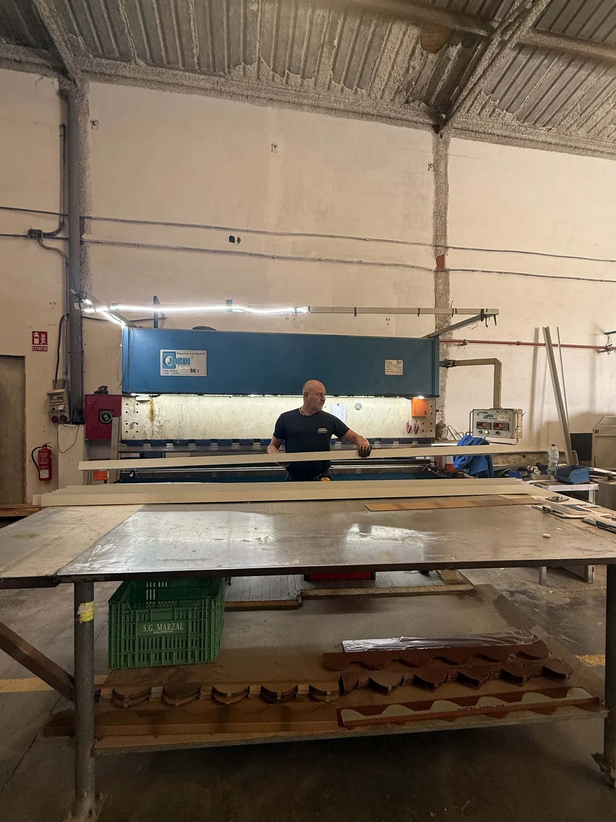 Operario fabricando remates con plegadora CNC en nuestro taller